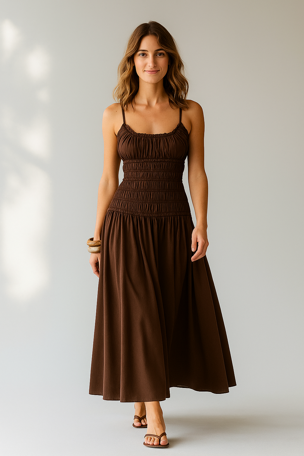 Brun ærmeløs maxi-kjole til kvinder med smocket overdel