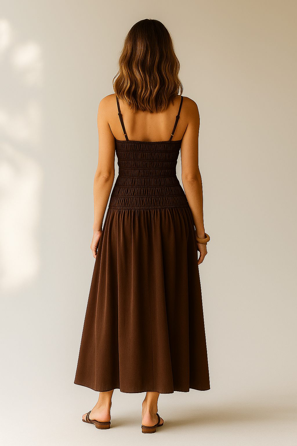 Brun ærmeløs maxi-kjole til kvinder med smocket overdel